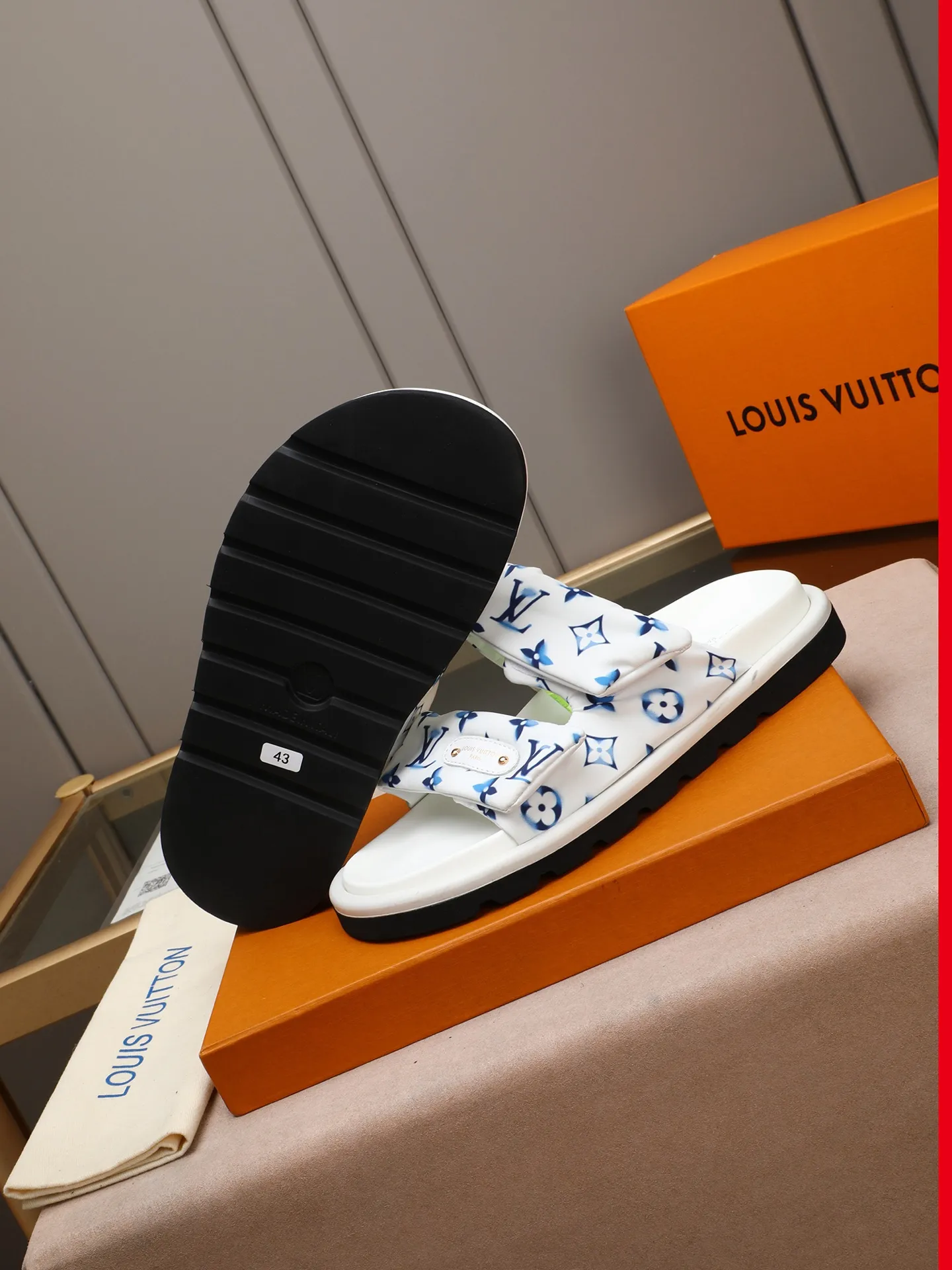 PP360 [LOUIS VUITTON] Louis Vuitton, LV printing, men's and women's slippers are on the market. The drawer box packaging comes with a cloth bag and a card. The upper pattern looks very soft and waxy, and it is a super versatile leg slimming tool. Fabric: imported denim/canvas/old fabric, LV hardware LOGO, official website pattern printing, comfortable to wear, feet: high-elastic PU water table. Sole: foam sole, heel height: about 5cm. Code number: 35-46, 35, 45, 46 are custom-made and non-returnable. Color: multiple colors and styles available.